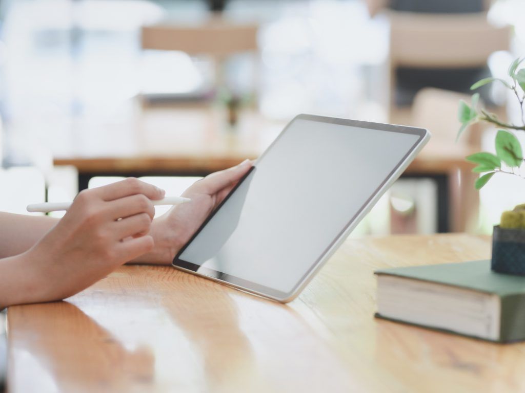 Ganzheitliche Anamnese und Erstellung eines Therapieplans für alternative Heilverfahren auf einem Tablet